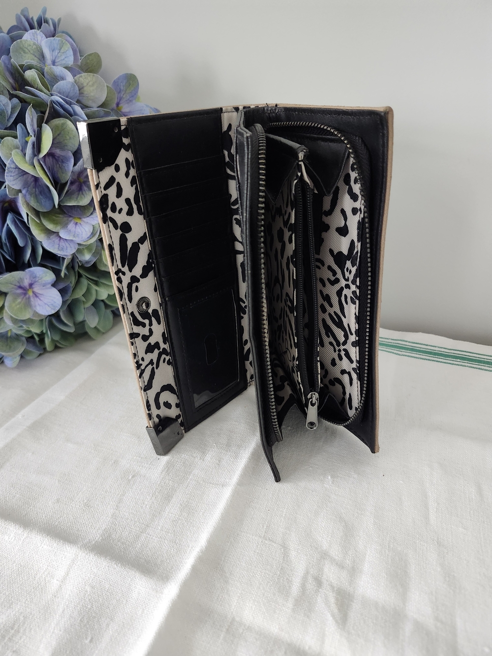 Wallet Beige Leather Leopard Animal Print Zippers Jessica Simpson 8 By 4.5 Inch